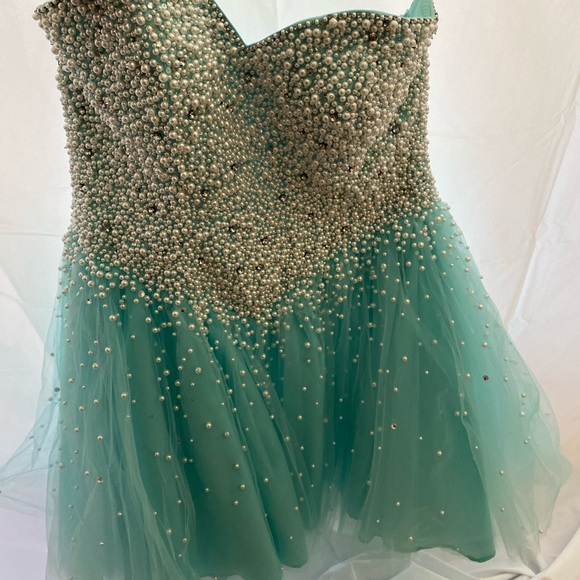 Prom dress - Picture 1 of 4